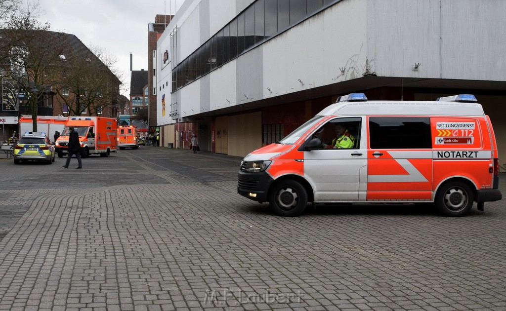 Einsatz BF Koeln Messerstecherei Koeln Porz Josefstr P07.JPG - Miklos Laubert